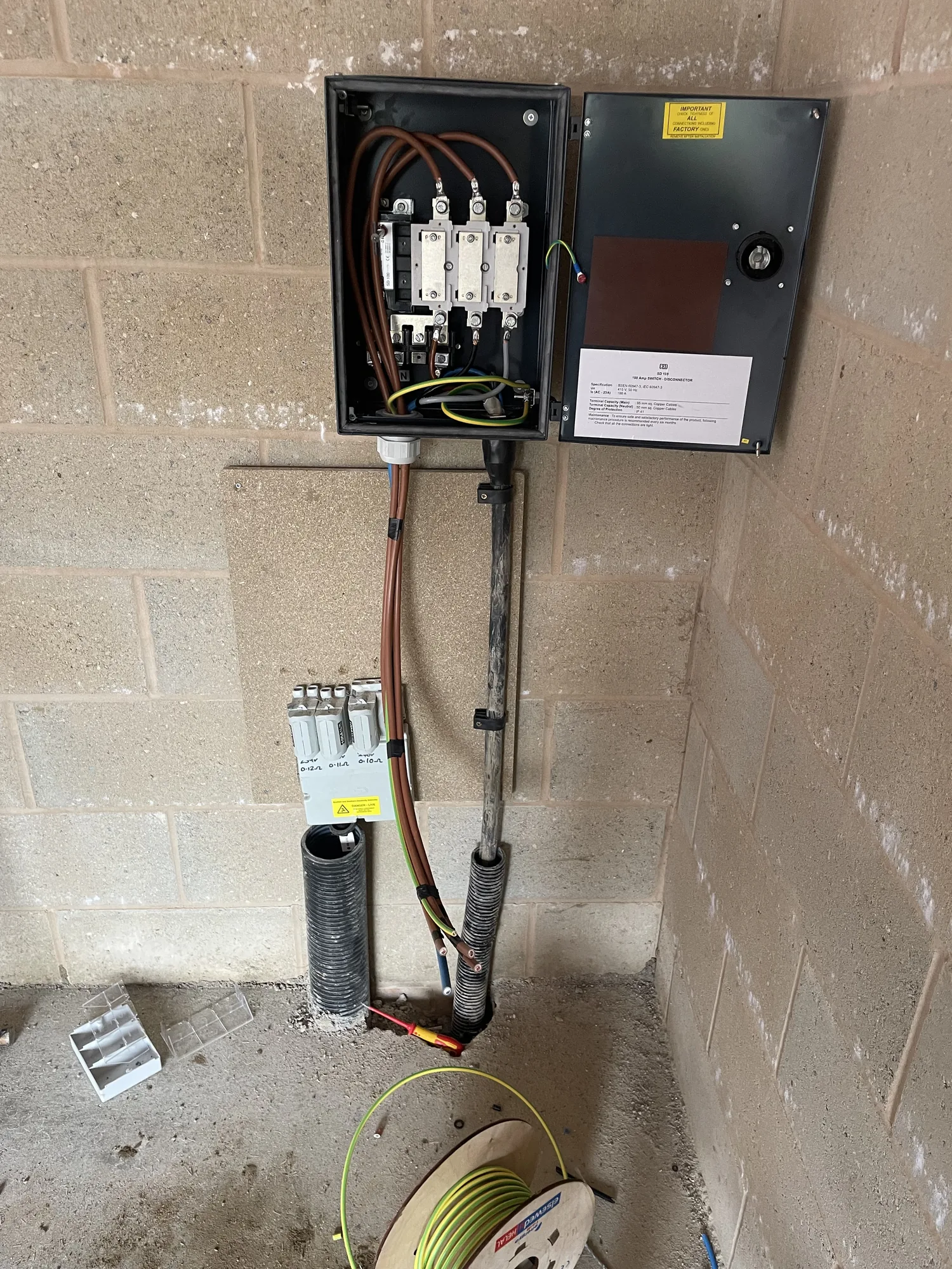 Three-phase switch fuse and heavy cabling during a commercial power installation